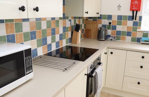 Sandilands Cottage | 4 ROMAN BANK, pet friendly, with open fire in Sutton-On-Sea