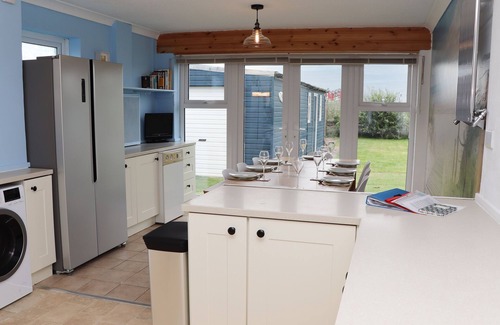 Sandilands Cottage | 4 ROMAN BANK, pet friendly, with open fire in Sutton-On-Sea
