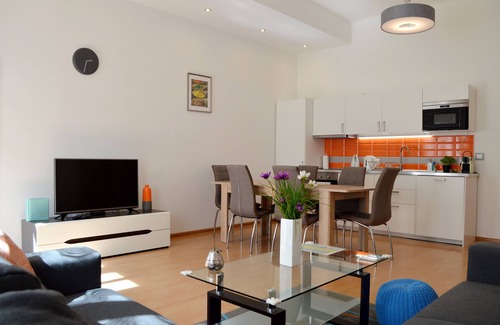 Prague 2 Apartment | 4 Rooms King Beds Centre AC Balcony Netflix