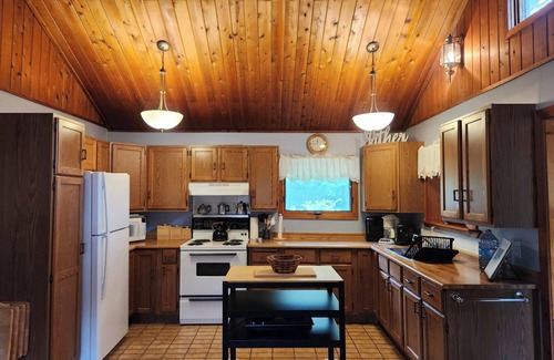 Dunnottar House | 4-Season 3-Bedroom Family Friendly Home Near Pier, Beach & Ice Fishing Roads