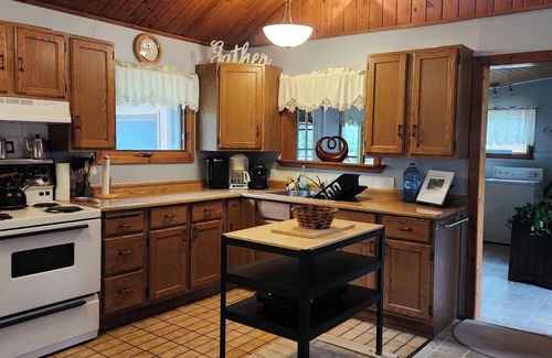 Dunnottar House | 4-Season 3-Bedroom Family Friendly Home Near Pier, Beach & Ice Fishing Roads