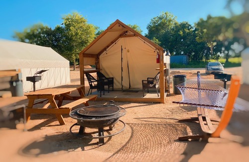 Fentress House | # 4 Son's River Ranch - Glamping Cabin w/2 Queen Beds