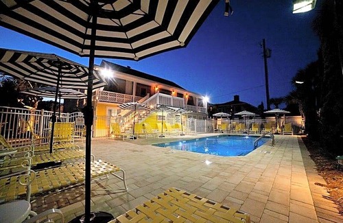 Savannah Beach Hotel | 4-Star Hotel ∙ The Georgianne Inn & Suites