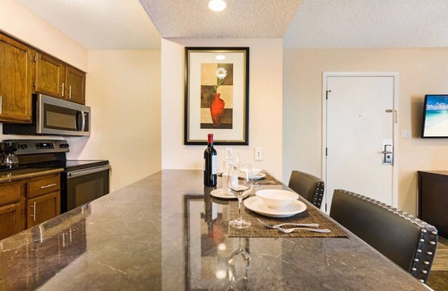 Biggs Field House | 4 Two-Bedroom Suite – Full Kitchen, Outdoor Pool & Breakfast