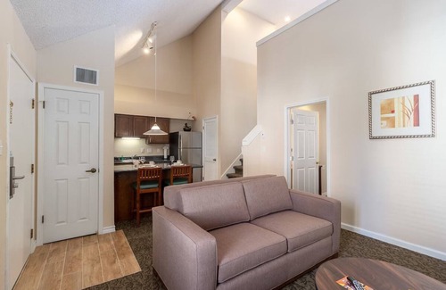 Biggs Field House | 4 Two-Bedroom Suite – Full Kitchen, Outdoor Pool & Breakfast