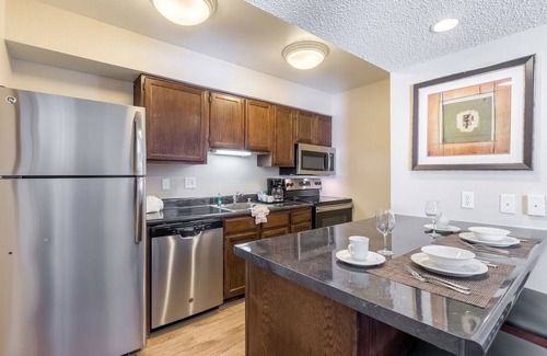 Biggs Field House | 4 Two-Bedroom Suite – Full Kitchen, Outdoor Pool & Breakfast