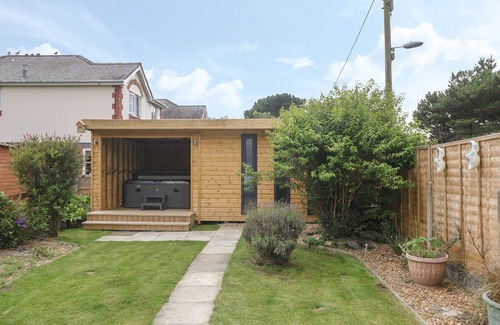 Morfa Bychan House | 4 TY RHOSYN, pet friendly, character holiday cottage in Morfa Bychan