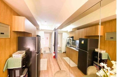 Kapitolyo Apartment | 40SQM 1BR Staycation near BGC Wi-fi + FREE Parking