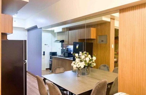 Kapitolyo Apartment | 40SQM 1BR Staycation near BGC Wi-fi + FREE Parking