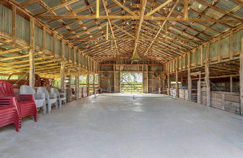 Spring Branch House | 418 m² House ∙ 6 bedrooms ∙ 20 guests