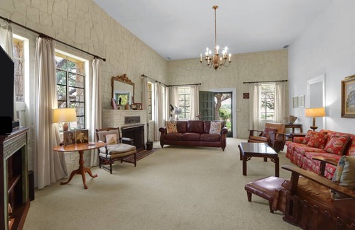 Spring Branch House | 418 m² House ∙ 6 bedrooms ∙ 20 guests