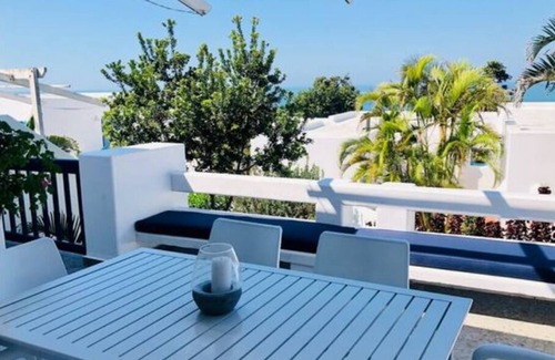 Shaka's Rock Apartment | 42 Thira - Beautiful Beach apartment