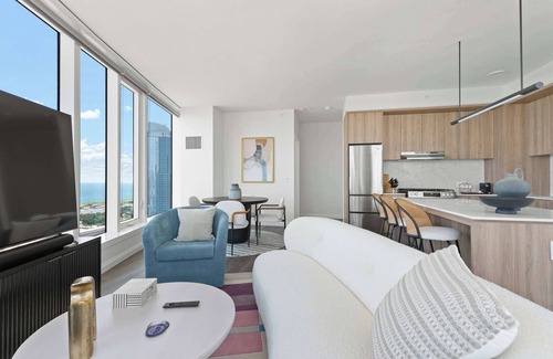 The Loop Apartment | 43 Fl World-Class Escape w/Breathtaking Lake Views