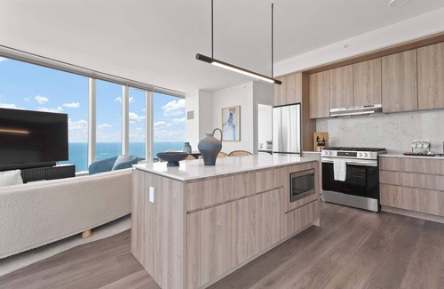 The Loop Apartment | 43 Fl World-Class Escape w/Breathtaking Lake Views