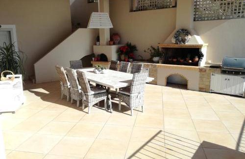 Saronida Villa | 450 m² Villa ∙ 5 bedrooms ∙ 13 guests