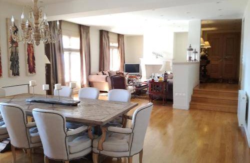Saronida Villa | 450 m² Villa ∙ 5 bedrooms ∙ 13 guests
