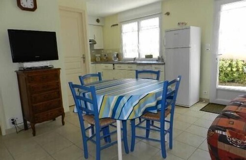 Brem Sur Mer Apartment | 45m2 housing; on the ground floor in a villa in Brem sur Mer