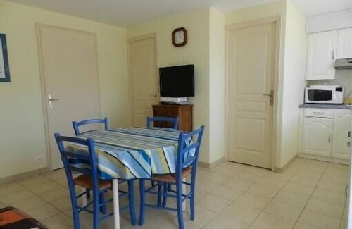 Brem Sur Mer Apartment | 45m2 housing; on the ground floor in a villa in Brem sur Mer