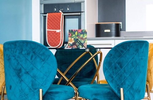 Bonnington Cottage | 48 Annandale Street - Bold, bright child friendly apartment with free parking.