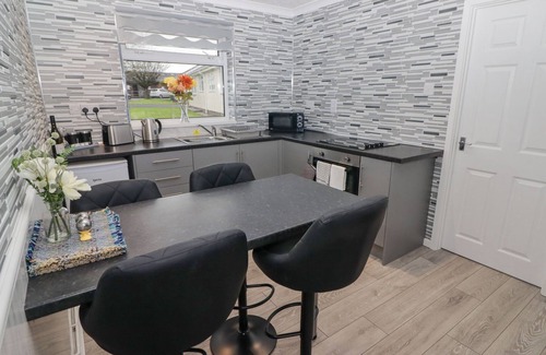 Scurlage Cottage | 48 GOWER HOLIDAY VILLAGE, pet friendly, with pool in Scurlage