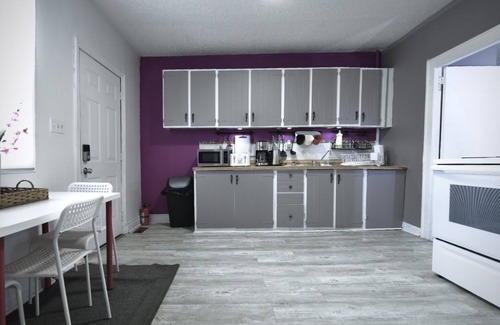 Windsor Apartment | 480# Two-bedroom apartment near the border tunnel