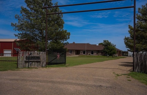 Amarillo House | 4BD, 3bath, W/Hot Tub, RV Hook-Up