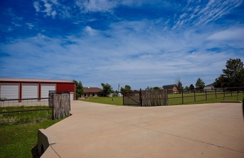 Amarillo House | 4BD, 3bath, W/Hot Tub, RV Hook-Up