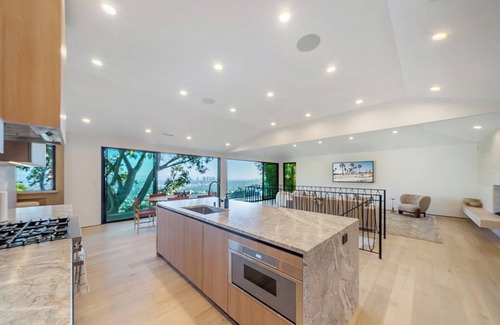 Hollywood Hills West House | 4bdr Luxury Stay w/Views & Sauna&cold plunge