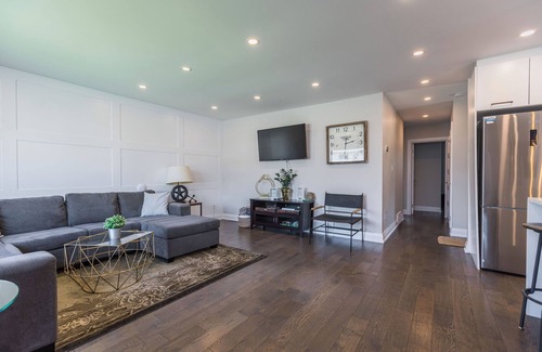 St. Catharines House | 4BDRM Sunset Niagara Home + Outdoor Patio + Lake