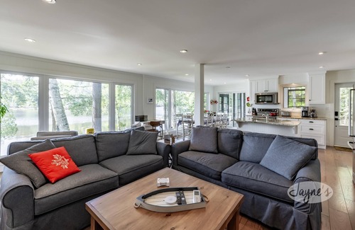 Minett Cottage | 4bed, 4bath, South exp, prestigious area of Royal Muskoka Island w/road access