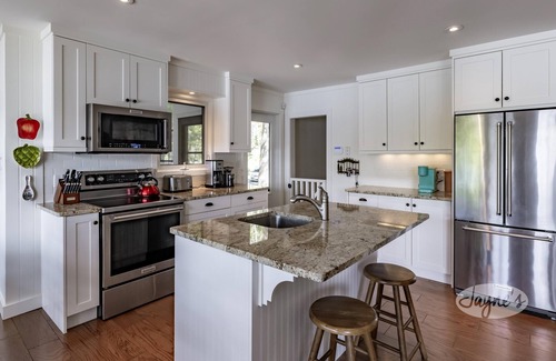 Minett Cottage | 4bed, 4bath, South exp, prestigious area of Royal Muskoka Island w/road access