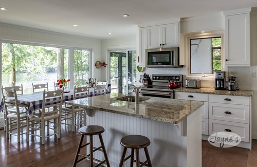 Minett Cottage | 4bed, 4bath, South exp, prestigious area of Royal Muskoka Island w/road access