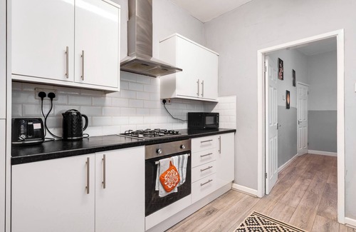 Bootle House | 4Bed Contractors + Long Term Free Parking
