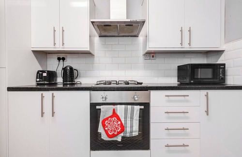 Bootle House | 4Bed Contractors + Long Term Free Parking