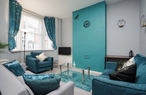 Bootle House | 4Bed Contractors + Long Term Free Parking