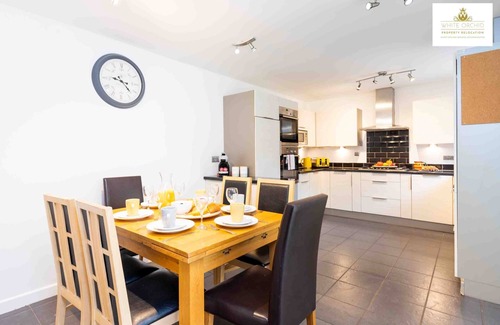 Stevenage House | 4bed House Stevenage SG1 Free Parking & Wi-fi Families and Corporations Welcome