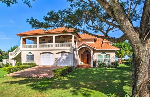 Rio Bueno House | 4br Beachfront Villa WiFi/Pool/Housekeeper/Cook