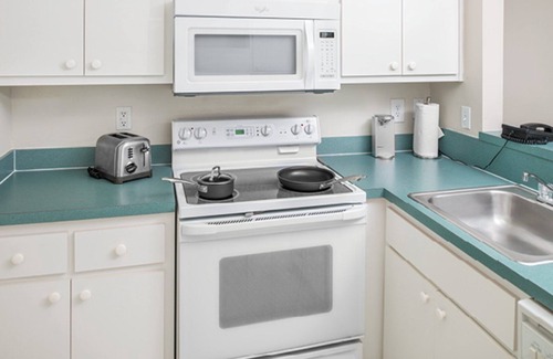 Berkeley Condo | 4BR condo close to parks Sleeps 12 Amenities Pool