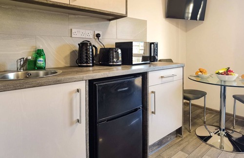 Newborough House | 4BR Contractor Accommodation w/4 Bathroom