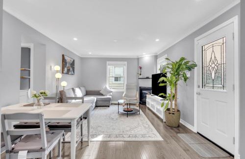 Northeast Mississauga House | 4BR Home with 2 bath Near YYZ Airport 7 minutes