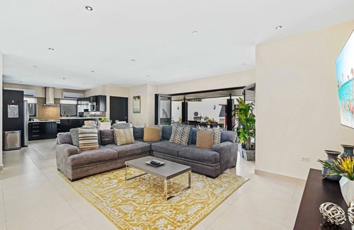Santa Cruz House | 4BR HOME WITH PRIVATE POOL AND BBQ!