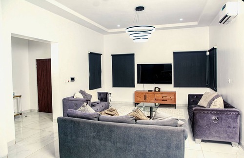 Abuja Apartment | 4BR Luxury Home, Central Abuja. 24hrs Elect/Wi-Fi and Free Private Chef