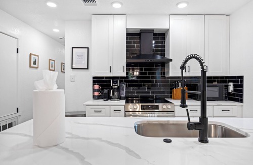 Southside House | 4BR Modern Getaway by Lackland & SeaWorld