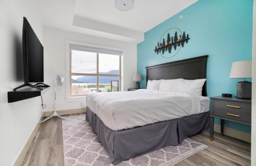 Harrison Hot Springs Apartment | 4BR Penthouse w Rooftop in the Heart of Harrison