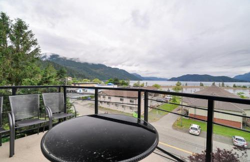 Harrison Hot Springs Apartment | 4BR Penthouse w Rooftop in the Heart of Harrison