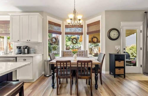 Vancouver House | 4BR Retreat | Patio, Playground, Firepit + BBQ
