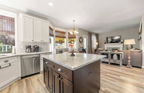 Vancouver House | 4BR Retreat | Patio, Playground, Firepit + BBQ