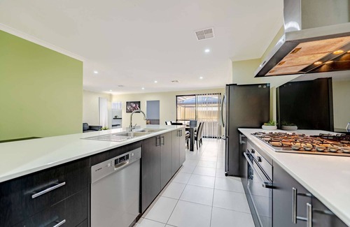 Lakelands House | 4BR Spacious Family Home w/Outdoor Dining & Games