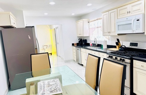 Beverly Green House | 4BRHouse,LasVegas,Strip,LVCC,pet-friendly,Sale,BestSpot,september,love,wifi