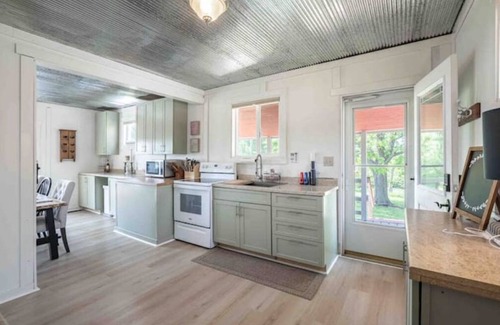 New Florence House | 4K Ranch - 10 acre property & home near Hermann